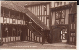 CD48.  Vintage Postcard.  The Quadrangle, Leycester Hospital. Warwick - Warwick