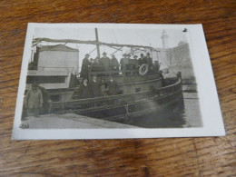 Carte Photo Cpa Bateau à Identifier Letres ...nois En Haut Et Ll En Dessous - Ferries