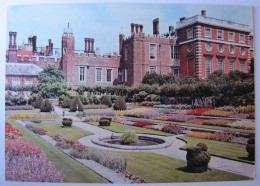 ROYAUME-UNI - ANGLETERRE - LONDON - Hampton Court - The Pond Garden - Hampton Court