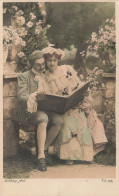 COUPLES - Un Homme - Une Femme - Couple Assis En Train De Regarder Quelque Chose Dans Un Livre - Carte Postale Ancienne - Paare