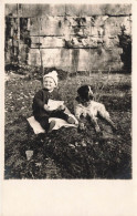 ENFANTS - Un Enfant Assis Avec Un Chien - Carte Postale Ancienne - Portraits