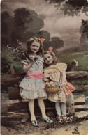 ENFANTS - Deux Jeunes Filles Côte à Côte L'autre Tenant Un Bouquet De Fleur Et L'autre Un Panier -Carte Postale Ancienne - Autres & Non Classés