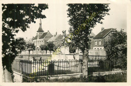 80.  CHAULNES DE PICARDIE . Le Monument Aux Morts Et Place De La Mairie . - Chaulnes