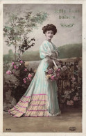 FANTAISIES - Femmes - Une Femme Tenant Un Panier De Fleur - Mille Bons Baisers - Carte Postale Ancienne - Mujeres