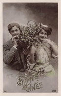 FETES - VOEUX - Nouvel An - Bonne Année - Un Homme Et Une Femme Tenant Un Panier De Fleur - Carte Postale Ancienne - Nouvel An