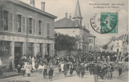 88 - THAON LES VOSGES - Rue D'Alsace - La Musique Et Les Vétérans - Thaon Les Vosges