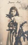 FETES - VOEUX - Noël - Joyeux Noël - Une Jeune Fille Tenant Un Sapin Dans Ses Mains - Carte Postale Ancienne - Andere & Zonder Classificatie