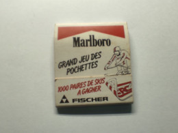 POCHETTE D'ALLUMETTES MARLBORO CIGARETTES GRAND JEU DES POCHETTES Paires De Skis FISCHER Skis De Descente - Zündholzschachteln