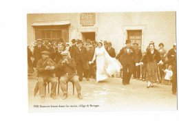 Cpm - Reproduction - Sonneurs Faisant Danser Les Mariés - Village De Bretagne- Café - Noce Biniou Parapluie - 1910 - Huwelijken