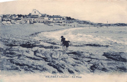 FRANCE - Préfailles - La Plage - Enfant Ramassant Des Coquillages - Parasols - Carte Postale Ancienne - Préfailles