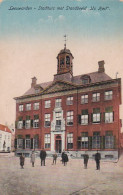 3755	54	Leeuwarden, Stadhuis Met Standbeeld ,,Us Heit’’ (poststempel 1922) - Leeuwarden