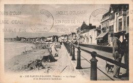 FRANCE - Les Sables D'Olonne - La Plage Et Le Boulevard Castelnau - Tentes - Animé - Carte Postale Ancienne - Sables D'Olonne