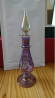 ANCIEN FLACON PARFUM VIOLET GRAVURE DORE HAUTEUR 17CM - Accessoires