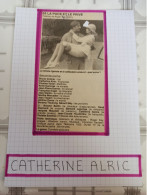 AUTOGRAPHE DE CATHERINE ALRIC, AUTHENTIQUE SUR COUPURE DE PRESSE COLLÉ SUR CART. BRISTOL (15 Cm X 21 Cm) (V. DESC.) - Acteurs & Toneelspelers