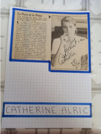AUTOGRAPHE DE CATHERINE ALRIC, AUTHENTIQUE SUR COUPURE DE PRESSE COLLÉ SUR CART. BRISTOL (15 Cm X 21 Cm) (V. DESC.) - Schauspieler Und Komiker