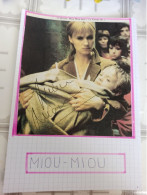 AUTOGRAPHE DE MIOU-MIOU, AUTHENTIQUE SUR COUPURE DE PRESSE COLLÉ SUR CART. BRISTOL (15 Cm X 21 Cm) (V. DESC.) - Acteurs & Comédiens