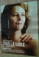 AFFICHE CINEMA FILM SOUS LE SABLE François OZON Charlotte RAMPLING 2000 TBE - Affiches & Posters