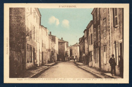 63. St. Germain-Lambron. La Grande Rue. Passants. - Saint Germain Lembron