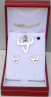 OR GRIS 750/1000e (18 Karats) ENSEMBLE STYLISE TORO - PENDENTIF Et PUCES D'OREILLE - POIDS 2,5gr - SUPERBE ETAT - Pendants