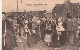 29 SAINTE ANNE LA PALUD  Pardon De Sainte Anne-la -Palue  Pèlerins Accomplissant Un Voeu  SUP  PLAN. Env. 1915.  RARE - Plonévez-Porzay
