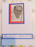 AUTOGRAPHE DÉDICACÉ DE JACQUES BALUTIN SUR COUPURE DE PRESSE COLLÉE SUR CARTON BRISTOL (15 X 21 Cm) (VOIR DESCRIPTION) - Actors & Comedians
