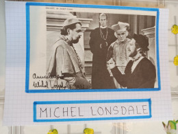 AUTOGRAPHE DÉDICACÉ DE MICHAEL LONSDALE SUR COUPURE DE PRESSE COLLÉE SUR CARTON BRISTOL (15 X 21 Cm) (VOIR DESCRIPTION) - Actors & Comedians