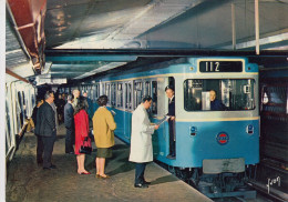 PARIS - LE METRO: Rame Sur Pneumatiques En Station - Subway