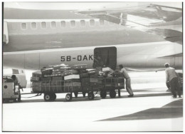 C5775/  Flughafen Flugzeug Wird Beladen Gepäck Foto 21 X 15 Cm 70er Jahre - Other & Unclassified