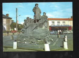 Cpm Sainte Hermine Monument élevé à La Mémoire De Clémenceau Café Au Père La Victoire , 2cv Citroen - Sainte Hermine