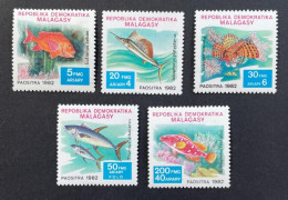 MADAGASCAR 1982 - NEUF**/MNH - Série Complète Mi 907 / 911 - YT 678 / 682 - POISSONS FISH - Madagascar (1960-...)