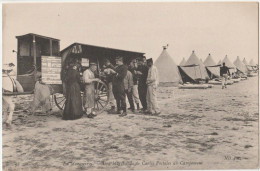 CPA  Metiers RARE  Marchande De Cartes Postales Dans Un Campement Militaire (Camp De Chalons)   TBE  Ed ND - Vendedores Ambulantes