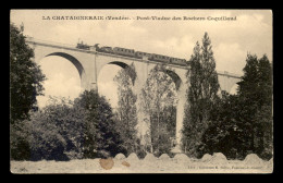 85 - LA CHATAIGNERAIE - TRAIN SUR LE PONT-VIADUC DE CHEMIN DE FER DES ROCHERS COQUILLAUD - La Chataigneraie