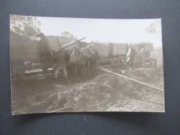 Foto AK 1.WK Straflager / KGF Lager ?! Eisenbahn / Wagons Werden Beladen Mit Aufseher / Wachmann / Soldat - Guerra 1914-18