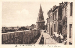FRANCE - La Rochelle - Rue Sur Les Murs Et Tour De La Lanterne - Carte Postale - La Rochelle