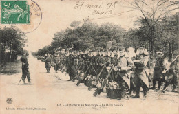 MILITARIA - L'infanterie En Manoeuvre - La Halte Horaire - Animé - Carte Postale Ancienne - Régiments