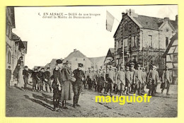 68 HAUT-RHIN / DANNEMARIE / GUERRE 1914-18 / DÉFILÉ DE NOS TROUPES DEVANT LA MAIRIE / ANIMÉE / 1915 - Dannemarie