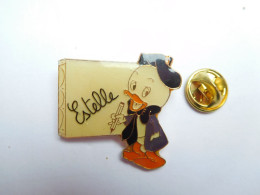 Beau Pin's , Disney , Riri , Fifi Et Loulou , Prénom Estelle , Verso Lisse - Disney