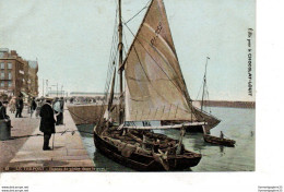 CPA Collection édité Pour Le Chocolat Louit    -  Le Tréport - Bateau De Pêche Dans Le Port - Chocolate