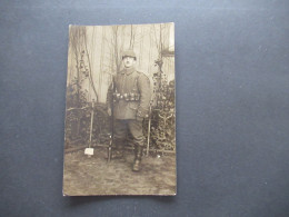 Foto AK 1.WK Soldat In Voller Uniform Mit Gewehr Und Pickelhaube / Marschgepäck - Guerra 1914-18