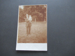 Foto AK Um 1940 Vater Mit Kleinkind / Baby Auf Dem Arm - Portretten