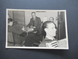Foto AK Um 1940 Männerrunde / Bier Trinken Und Mann Spielt Akkordeon / Herrenrunde - Europa