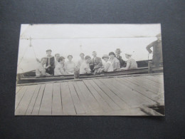 Foto AK Um 1920er Jahre Boot / Kahn / Segelboot  Junger Seemann Mit Gruppe Von 2 Männern Und Einigen Frauen - Europa