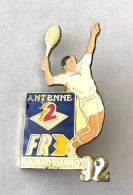 PINS SPORTS TENNIS ROLAND GARROS 92 COUPE ANTENNE 2 FR3 / Signé TEMPLE / 33NAT - Tenis