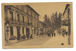 CPA - PERTUIS - Cours De La République - Edit. CAP - Grand Hotel, Renault... - Pertuis