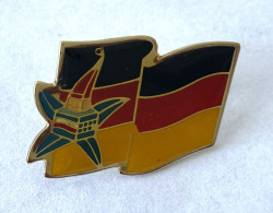 PINS SPORTS JEUX OLYMPIQUES ALBERTVILLE 92  MASCOTTE ET DRAPEAU ALLEMAGNE  / 33NAT - Jeux Olympiques