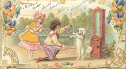 COUPLE D'ENFANTS Et Petit Chien, Carte Gaufrée Avec Ajoutis De Soie, Demi Carte Format 12,5cm X 7,2cm. - Scènes & Paysages