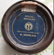 Ancient Empty Metal Tobacco Box Tabakwaren-Fachgeschäft H. MüHLEN, Made In Denmark, Average 10 Cm - Schnupftabakdosen (leer)