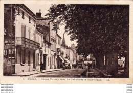 D33  BAZAS  Cours Thiers Vers La Cathédrale Saint Jean  ...... ( Superbe Plaque Byrrh ) - Bazas