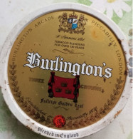 Ancient Empty Metal Tobacco Box Burlington's Three Crowns, In Deutschland Geschnitten Und Abgepackt, Average 10,5 Cm - Schnupftabakdosen (leer)