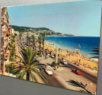 06 Nice 1969 Promenade Des Anglais Plage Palmiers Autos Drapeau -ed Yvon Ekb 5772 - Places, Squares